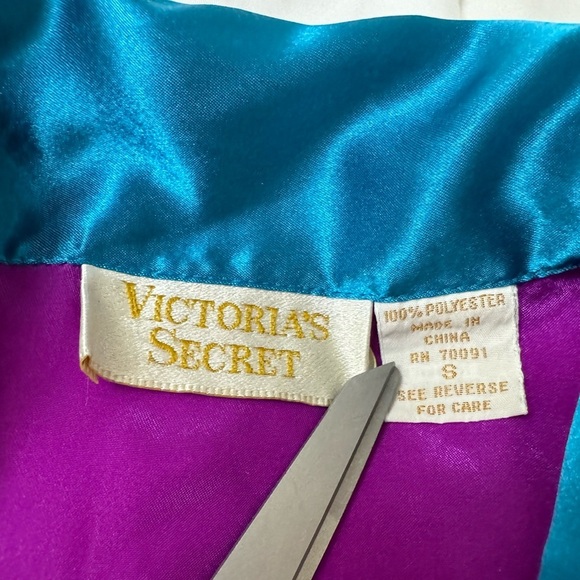 VTG Victoria Secrets Gold Label Vibrant Satin Pajama Sleep Set Shirt & Shorts - Picture 10 of 13